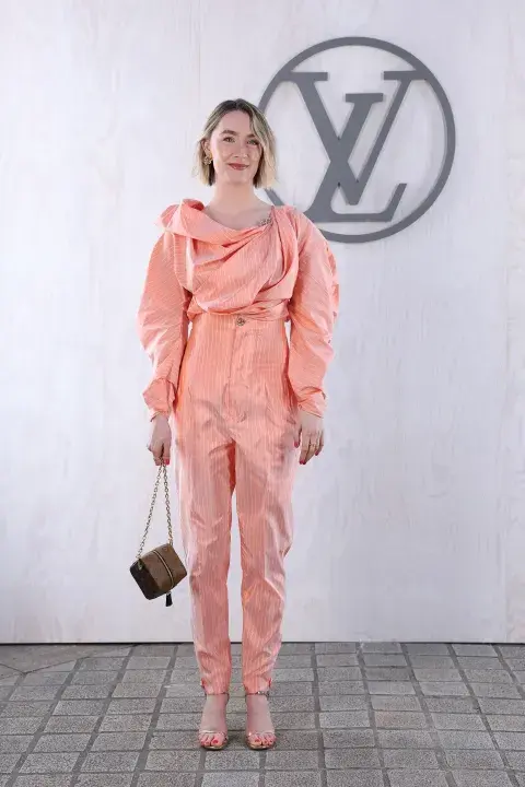 Saoirse Ronan en el desfile de Louis Vuitton en la Semana de la Moda en París. 