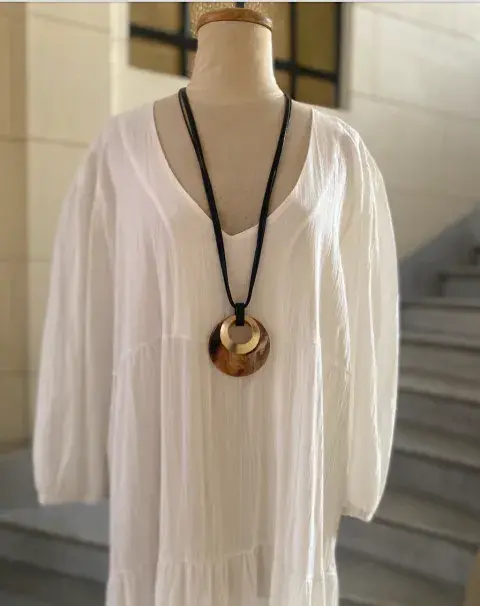 En tiento negro y con colgante circular de carey. Para un estilo hippie chic. @vintagelocasporlostrapos