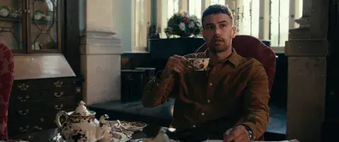 Theo James protagoniza el nuevo éxito de Netflix.