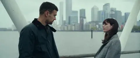 Theo James y Kaya Scodelario protagonizan Los caballeros.