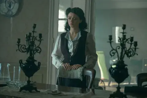 Maisie Williams interpreta a Catherine Dior en The New Look. Maisie Williams interpreta a Catherine Dior en The New Look.