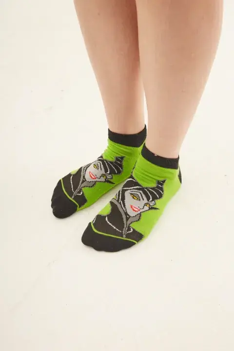 Medias de Maléfica, ¿por qué no? En versión soquete, quedan muy bien con zapatillas o zapatos bajos. @thisisfeliznavidad