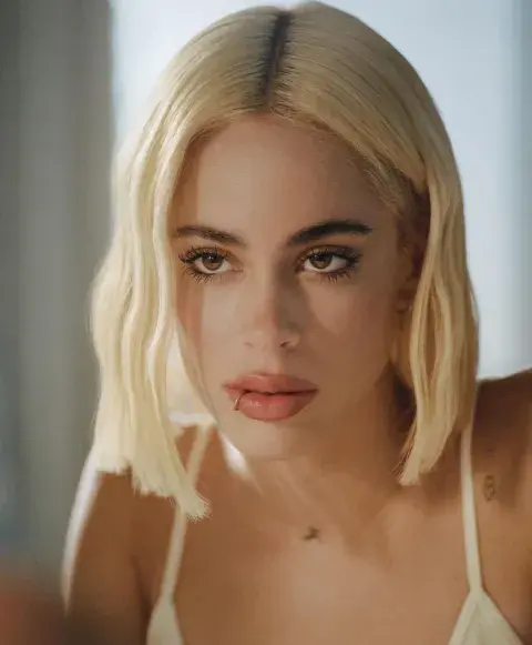 Tini promocionando su nuevo álbum, Un mechón de pelo. Tini promocionando su nuevo álbum, Un mechón de pelo.