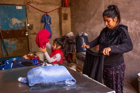 Hay 1,8 millones nuevos de chicas y chicos pobres en nuestro país. Hay 1,8 millones nuevos de chicas y chicos pobres en nuestro país.