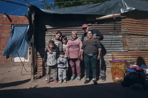 Mas de 7 millones de chicas y chicos viven en la pobreza y alrededor de 2 millones en la indigencia. Mas de 7 millones de chicas y chicos viven en la pobreza y alrededor de 2 millones en la indigencia.