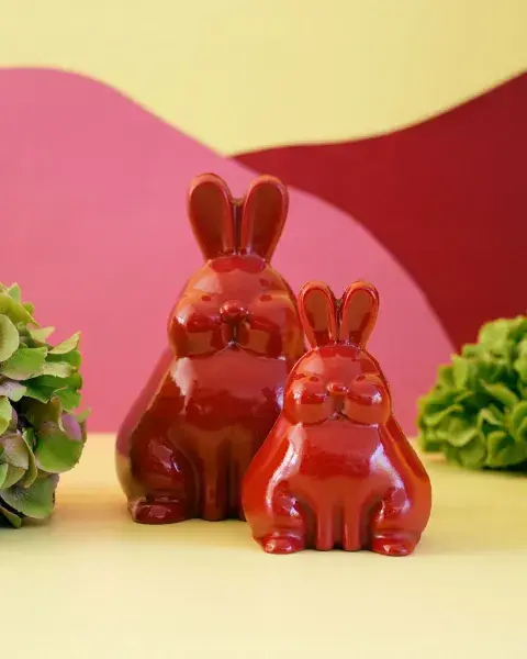 Los conejos de chocolate de Betular vienen en dos tamaños: uno chico de 100 g y otro mediano de 320 g.o Los conejos de chocolate de Betular vienen en dos tamaños: uno chico de 100 g y otro mediano de 320 g.o