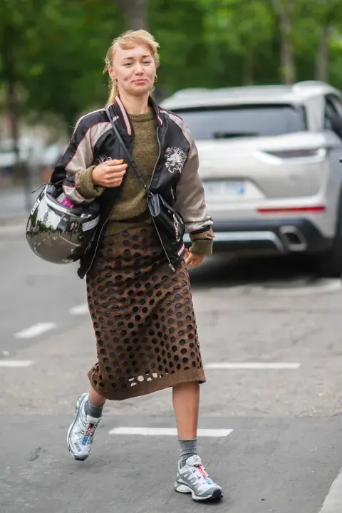 Medias de algodón con zapatillas en un look casual. Medias de algodón con zapatillas en un look casual.