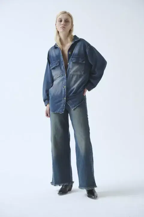 Una maxi camisa de jean es un básico de guardarropa que vas a poder usar todo el año. @sweetoficial