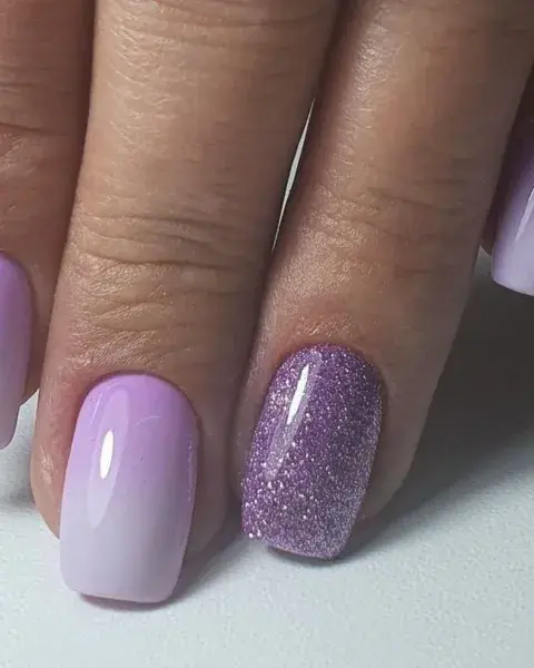 Más allá del diseño por el que te decidas, sumarle una uña con brillitos en el mismo tono... ¡queda genial! Más allá del diseño por el que te decidas, sumarle una uña con brillitos en el mismo tono... ¡queda genial!