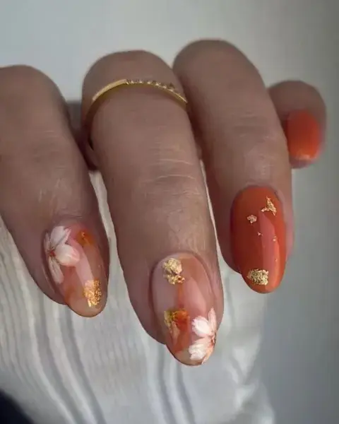 Combinás naranja, con diseños de flores en blanco y algunas manchitas doradas. Combinás naranja, con diseños de flores en blanco y algunas manchitas doradas.