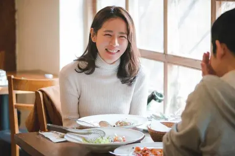 Son Ye-jin es Yoon Jin-ah en Something Under the Rain. Son Ye-jin es Yoon Jin-ah en Something Under the Rain.