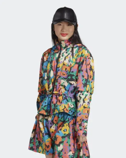 Con un diseño muy urbano y ajuste en la cintura, nos pareció muy canchera. Es de adidas. Con un diseño muy urbano y ajuste en la cintura, nos pareció muy canchera. Es de adidas.