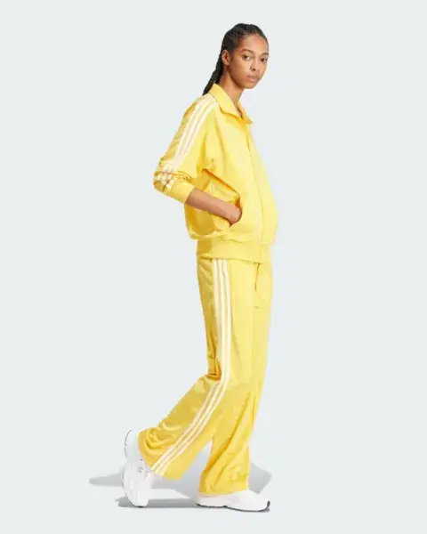 Un clásico de Adidas. Holgado y en color amarillo. @adidasar Un clásico de Adidas. Holgado y en color amarillo. @adidasar