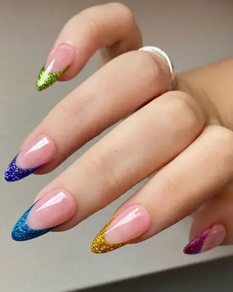 Con diferentes colores y esmaltes brillantes, jugas con el clásico diseño de las francesitas. Con diferentes colores y esmaltes brillantes, jugas con el clásico diseño de las francesitas.