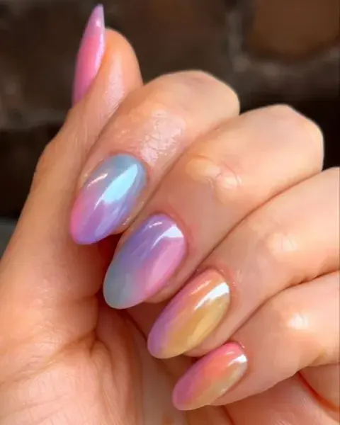 Con un esmalte más brillante, combinás azul, violeta y rosa. Con un esmalte más brillante, combinás azul, violeta y rosa.