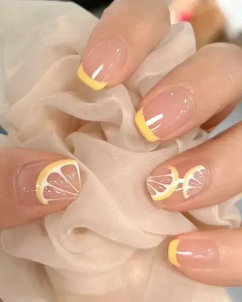 Sobre un transparente, dibujas pequeños limones en amarillo y blanco. Sobre un transparente, dibujas pequeños limones en amarillo y blanco.