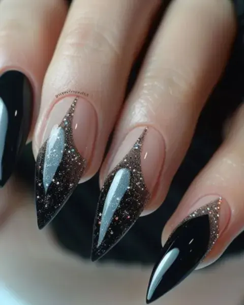 En forma stiletto, combinás el negro pleno con plateado y brillos. En forma stiletto, combinás el negro pleno con plateado y brillos.