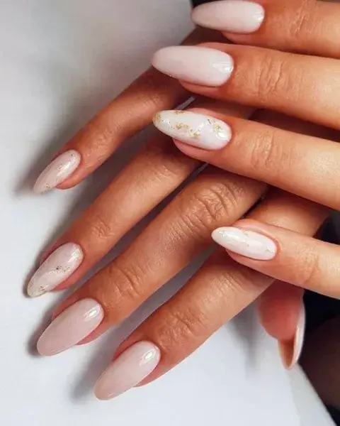 Con uñas en color pleno, sumamos un detallecito marmolado en dorado. Con uñas en color pleno, sumamos un detallecito marmolado en dorado.