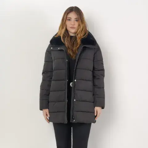 Este diseño de XL es tipo puffer y con peluchito en el cuello. @xlextralarge Este diseño de XL es tipo puffer y con peluchito en el cuello. @xlextralarge