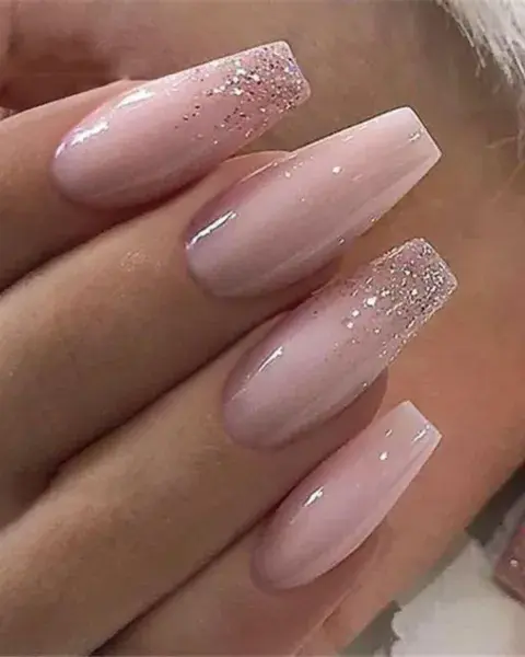 Sobre una base rosa palo, le sumás un esmalte con brillito para darle un toque especial. Sobre una base rosa palo, le sumás un esmalte con brillito para darle un toque especial.