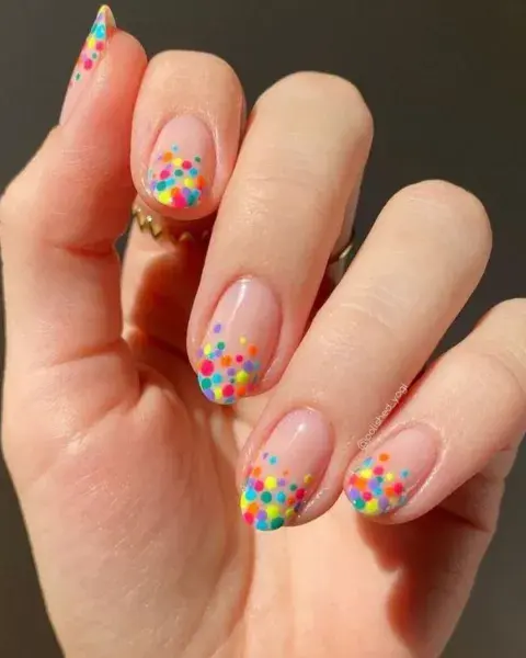 Sobre una base transparente, creas un diseño con puntitos de colores brillantes. Sobre una base transparente, creas un diseño con puntitos de colores brillantes.
