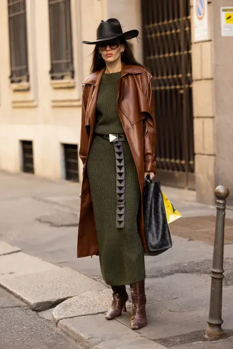 Los abrigos largos de cuero o denim son ítems parte de esta tendencia. El cinturón grueso con fantasía y el sombrero también los on. Un look mix de tendencias que tienen su inspiración cowboy a la vista. Los abrigos largos de cuero o denim son ítems parte de esta tendencia. El cinturón grueso con fantasía y el sombrero también los on. Un look mix de tendencias que tienen su inspiración cowboy a la vista.