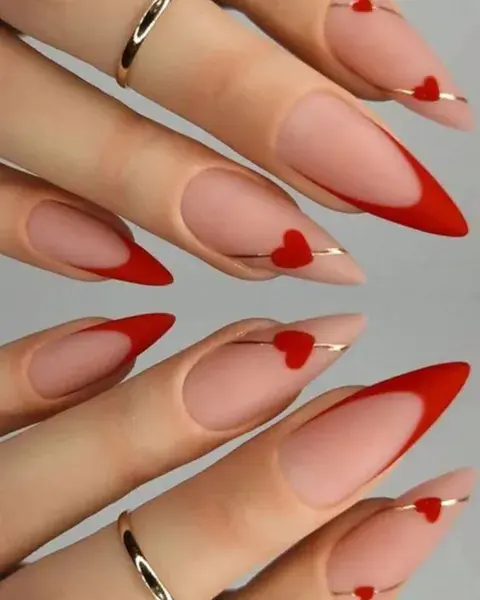 En un nude mate, creas un diseño de líneas doradas con corazones rojos.