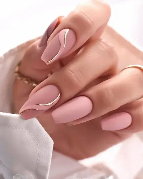 Con un esmalte mate, sumás un tono dorado o brillante para crear un diseño curve. Con un esmalte mate, sumás un tono dorado o brillante para crear un diseño curve.