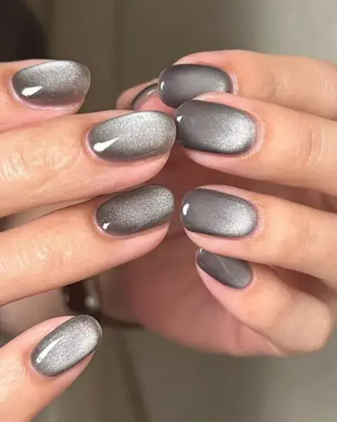 El diseño de uñas glazed donut queda increíble en gris. El diseño de uñas glazed donut queda increíble en gris.