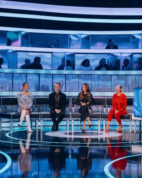 Pampita junto a sus compañeros de Veo cómo cantas. Pampita junto a sus compañeros de Veo cómo cantas.