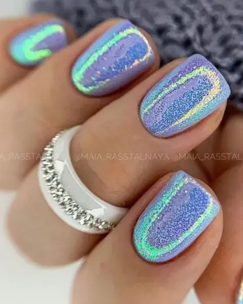 Los esmaltes tornasolados están súper de moda y este azul es un fuego. Los esmaltes tornasolados están súper de moda y este azul es un fuego.