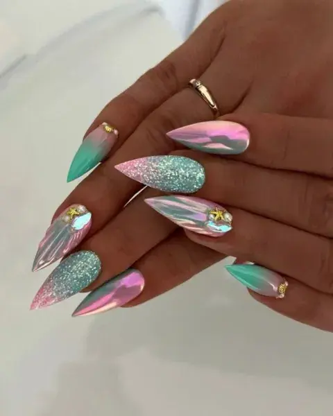 En plan fantasy e inspirado en las uñas unicornio, combinar metálico con brillitos... es un fuego. En plan fantasy e inspirado en las uñas unicornio, combinar metálico con brillitos... es un fuego.