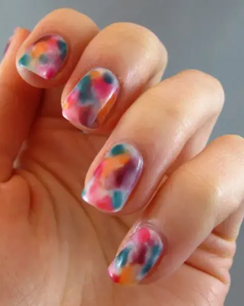 Con el diseño watercolor podés hacer manchitas grandes o también más chiquitas, para combinar más colores.