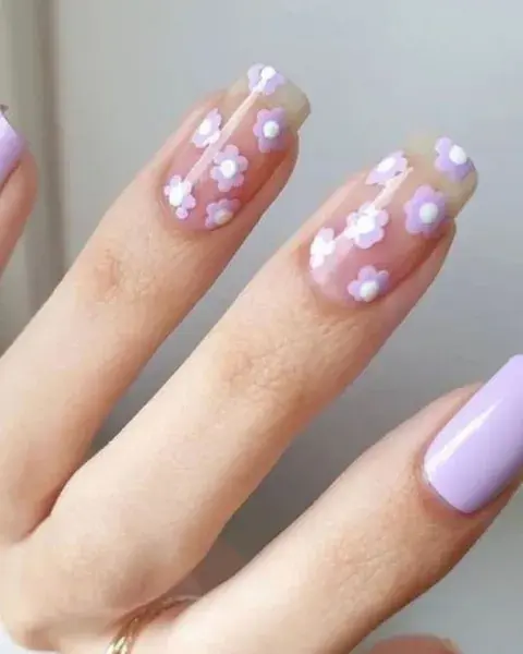 Otra opción de flores son estas lila y blancas, en plan coquette y con uno de los colores del año. Otra opción de flores son estas lila y blancas, en plan coquette y con uno de los colores del año.