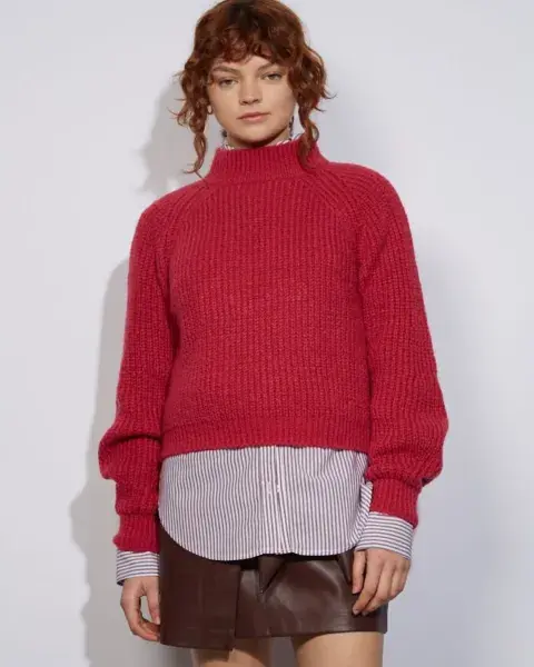 Con toda la onda, esta polera corta de Ver es ideal para llevar con camisa. Además, este color está súper de moda.