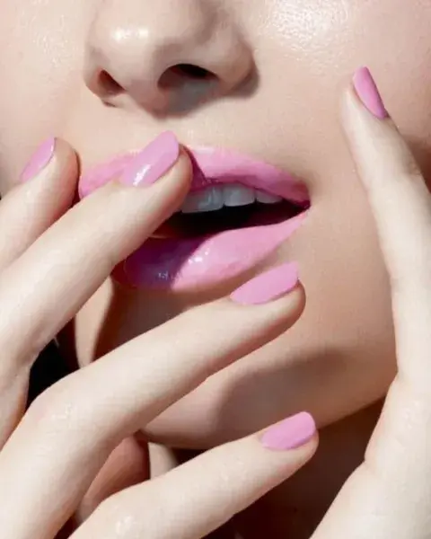 También es ideal si te gustan las uñas en un tono pleno.