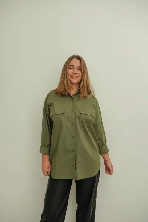 Camisa oversize de poplín. La podés usar abrochada o abierta tipo camisaco. Es de @cenecastudio Camisa oversize de poplín. La podés usar abrochada o abierta tipo camisaco. Es de @cenecastudio