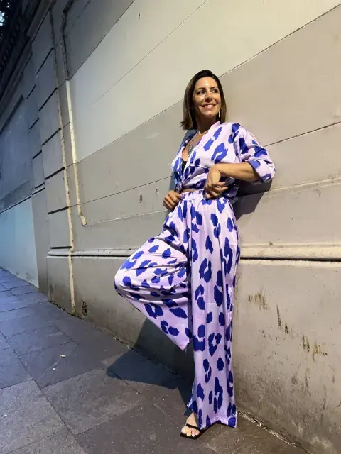 Este diseño estampado está confeccionado en seda, lo que le da una caída espectacular. @corarecoleta Este diseño estampado está confeccionado en seda, lo que le da una caída espectacular. @corarecoleta