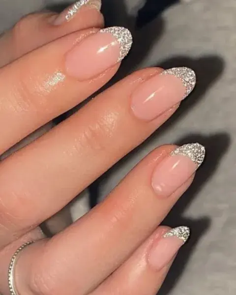 Hacer las francesitas con un brillito, queda súper chic y divertido. Hacer las francesitas con un brillito, queda súper chic y divertido.