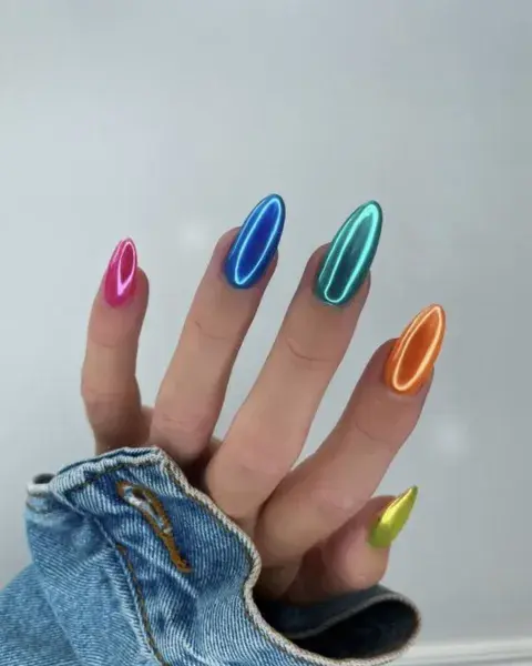 Con esmaltes metalizados y uñas de diferentes colores, la clave es elegir tonos con mucho power. Con esmaltes metalizados y uñas de diferentes colores, la clave es elegir tonos con mucho power.