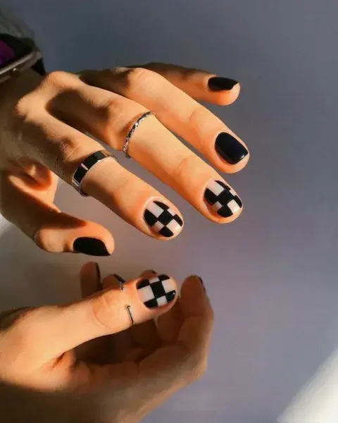 El checker board nail art queda increíble en uñas cortas.