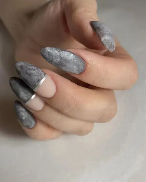 En un diseño marmolado, jugás con las uñas en pleno o lineales. En un diseño marmolado, jugás con las uñas en pleno o lineales.