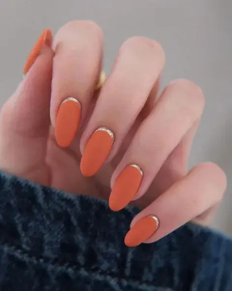 Con un esmalte naranja mate, usás la francesita invertida en un tono brillante. Con un esmalte naranja mate, usás la francesita invertida en un tono brillante.