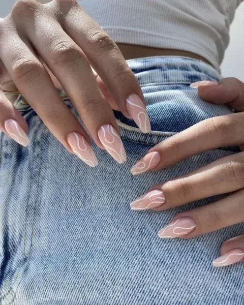 Sobre un nude mate, crea tu propio diseño curve con un esmalte en blanco. Sobre un nude mate, crea tu propio diseño curve con un esmalte en blanco.
