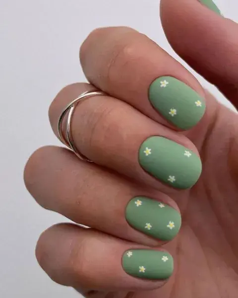 El verde matcha está súper de moda y lo podés usar de base para sumar algún minidiseño.