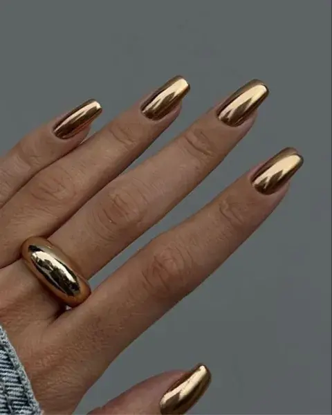 Los esmaltes metálicos son un fuego y en dorado, ocre o plateado... quedan geniales.