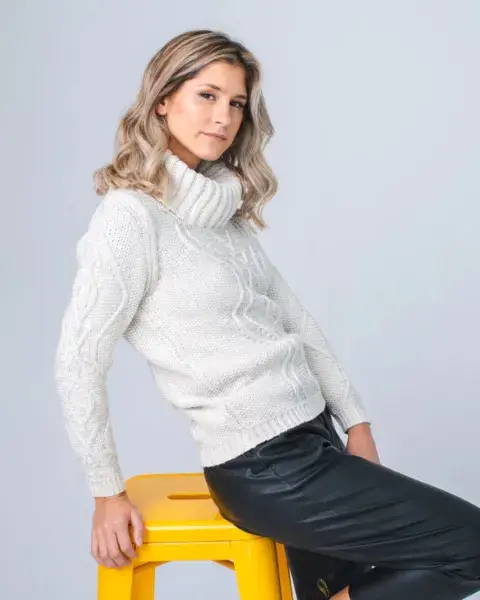 Montecarlo es una marca súper tradicional de Mar del Plata que también tiene locales en Buenos Aires. Esta polera blanca de cuello blanco es un clásico que jamás pasa de moda.