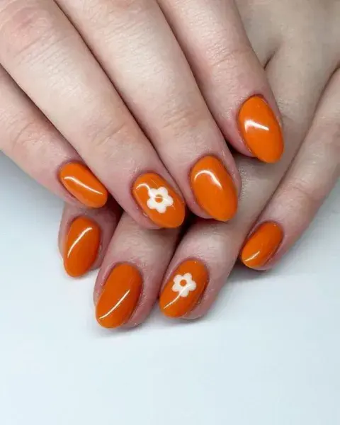 Sobre una base de naranja calabaza, sumás un diseño de flores en color blanco. Sobre una base de naranja calabaza, sumás un diseño de flores en color blanco.