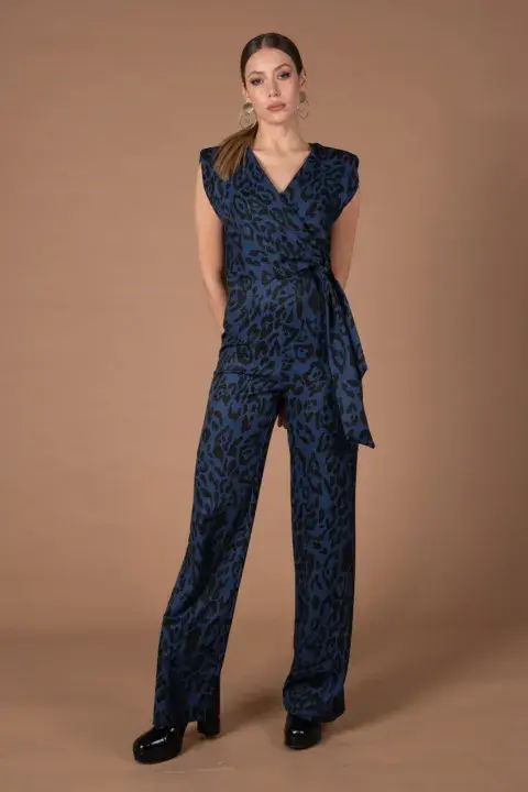 Este mono que lleva la tendencia del animal print también incluye hombreras. Está hecho en crepe sastrero y es de @janis.oficial Este mono que lleva la tendencia del animal print también incluye hombreras. Está hecho en crepe sastrero y es de @janis.oficial