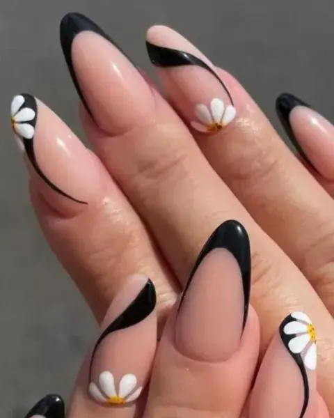 Jugando con el curve nail art, le sumás unas margaritas para ponerle algo de color.